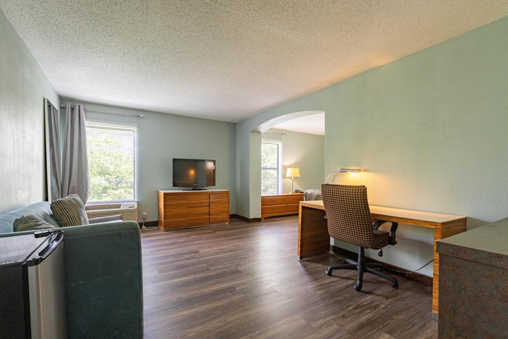 Baymont By Wyndham Creedmoor Hotel Exterior photo
