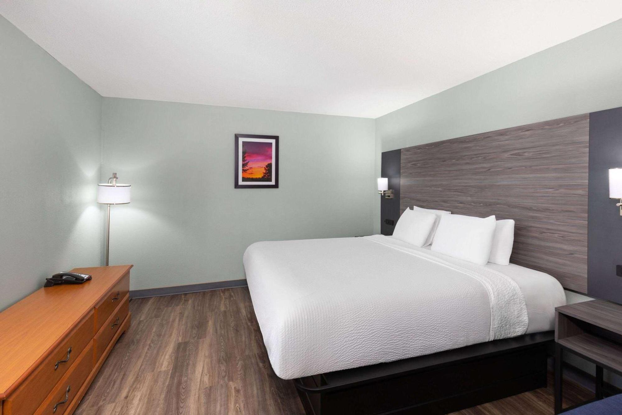 Baymont By Wyndham Creedmoor Hotel Exterior photo