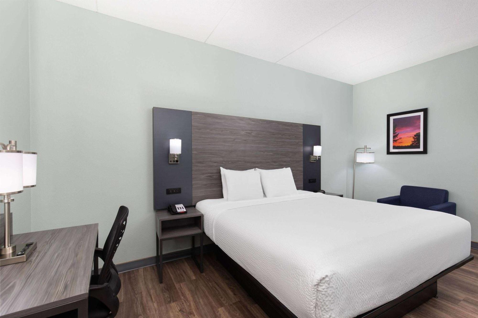 Baymont By Wyndham Creedmoor Hotel Exterior photo