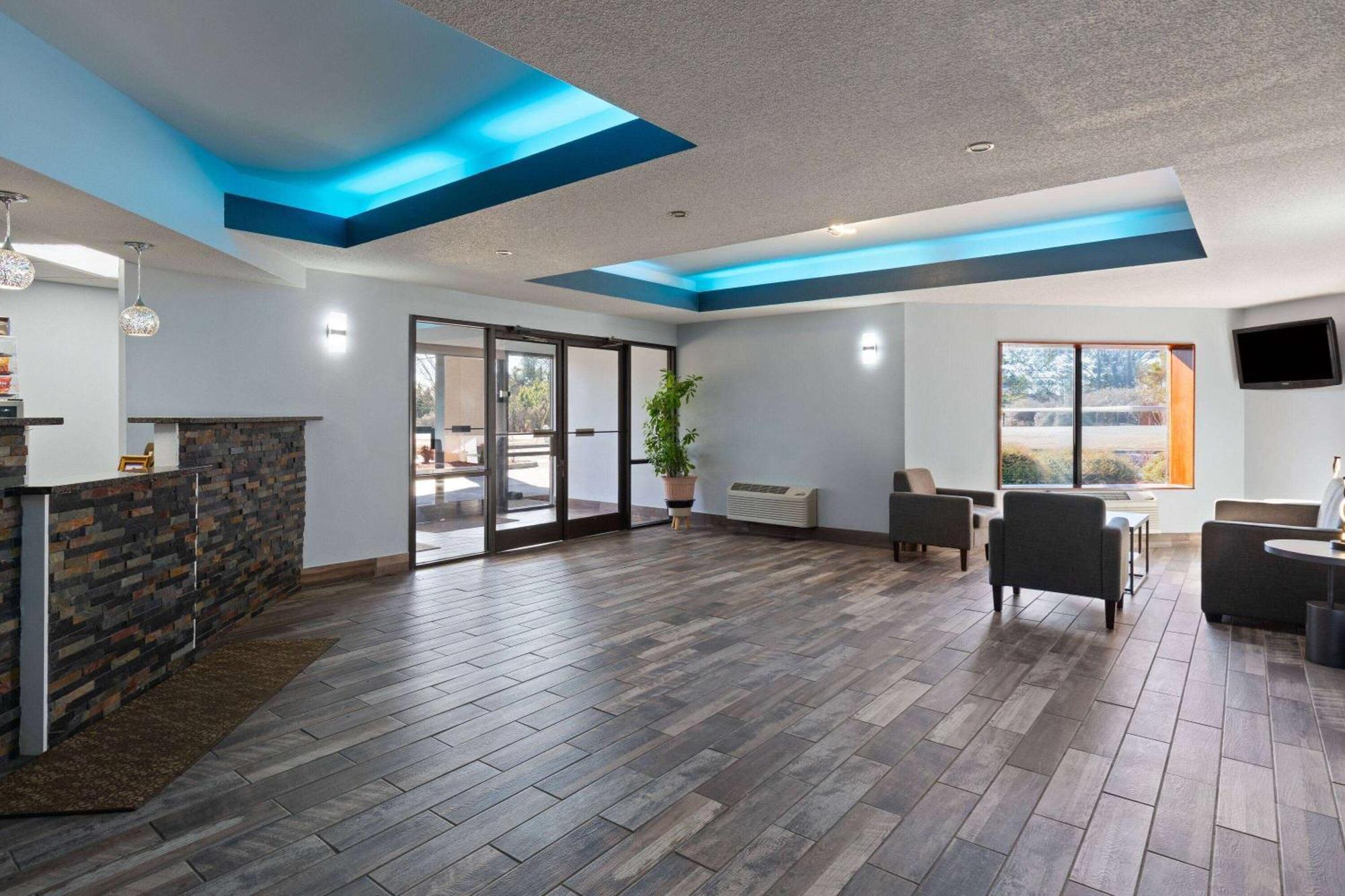 Baymont By Wyndham Creedmoor Hotel Exterior photo