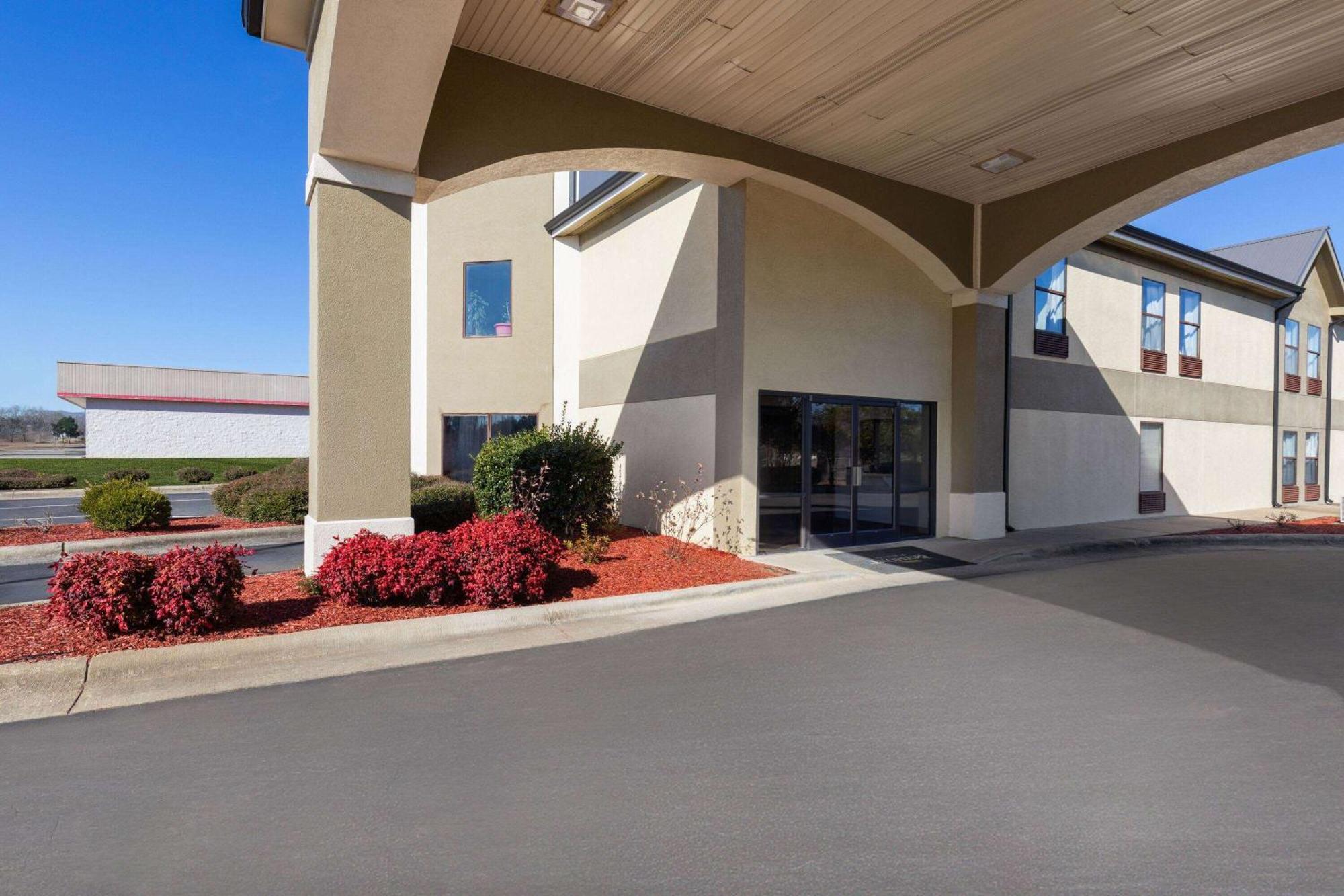 Baymont By Wyndham Creedmoor Hotel Exterior photo