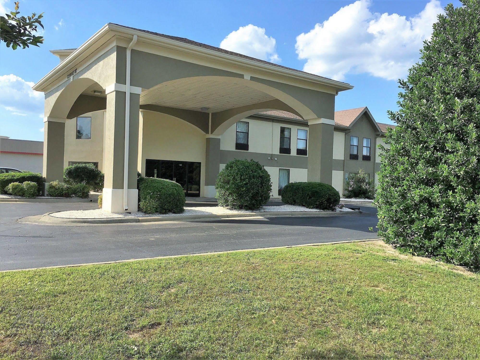 Baymont By Wyndham Creedmoor Hotel Exterior photo